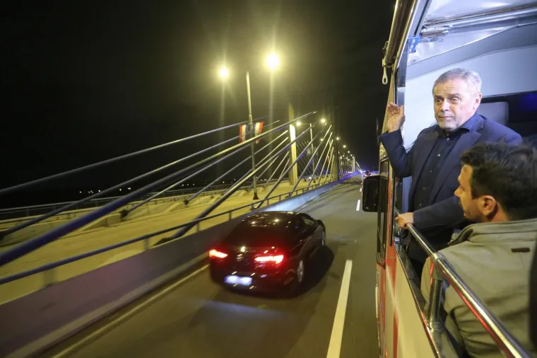 Listopad 2018.: Gradonačelnik u autobusu bez krova svečano otvorio Radničku cestu