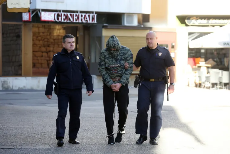 Nasilnik iz Vi&scaron;kova na sud doveden s lisicama na rukama i nogama. Sud je bio zaključan pa je čekao 5 minuta