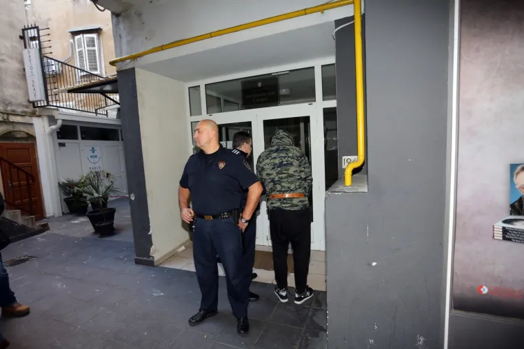 Nasilnik iz Vi&scaron;kova na sud doveden s lisicama na rukama i nogama. Sud je bio zaključan pa je čekao 5 minuta