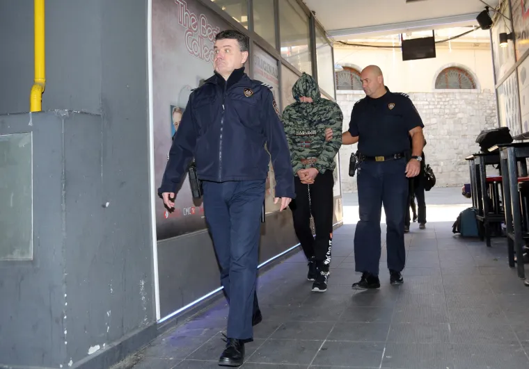 Nasilnik iz Vi&scaron;kova na sud doveden s lisicama na rukama i nogama. Sud je bio zaključan pa je čekao 5 minuta