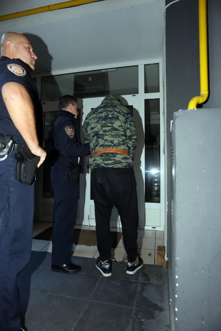 Nasilnik iz Vi&scaron;kova na sud doveden s lisicama na rukama i nogama. Sud je bio zaključan pa je čekao 5 minuta