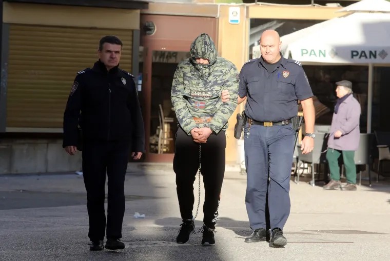 Nasilnik iz Vi&scaron;kova na sud doveden s lisicama na rukama i nogama. Sud je bio zaključan pa je čekao 5 minuta