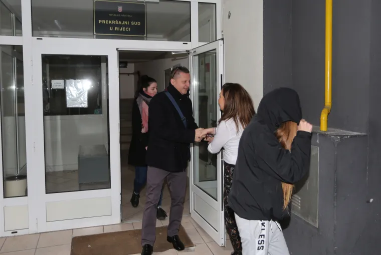 Nasilnik iz Vi&scaron;kova na sud doveden s lisicama na rukama i nogama. Sud je bio zaključan pa je čekao 5 minuta