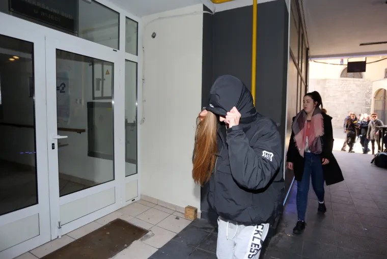 Nasilnik iz Vi&scaron;kova na sud doveden s lisicama na rukama i nogama. Sud je bio zaključan pa je čekao 5 minuta