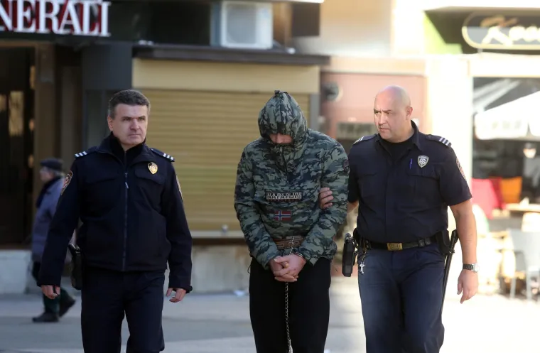 Nasilnik iz Vi&scaron;kova na sud doveden s lisicama na rukama i nogama. Sud je bio zaključan pa je čekao 5 minuta