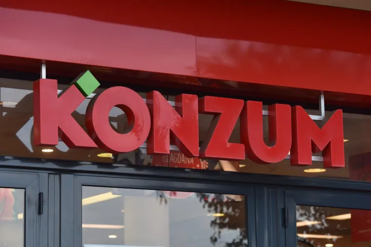 KONZUM - U ponedjeljak, na staru godinu, većina radi skraćeno do 15 sati, a neke i do 14 sati. U utorak, na Novu godinu, Konzumove trgovine ne rade