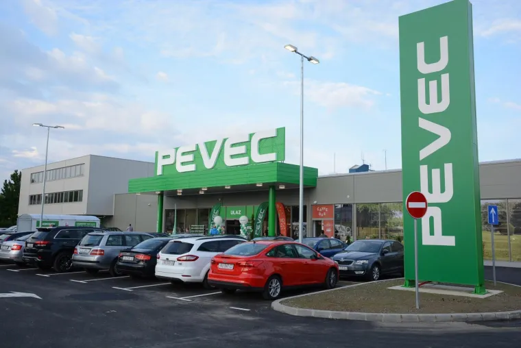 PEVEC - Pevecovi prodajni centri na staru godinu rade do 13 sati, a na Novu godinu ne rade