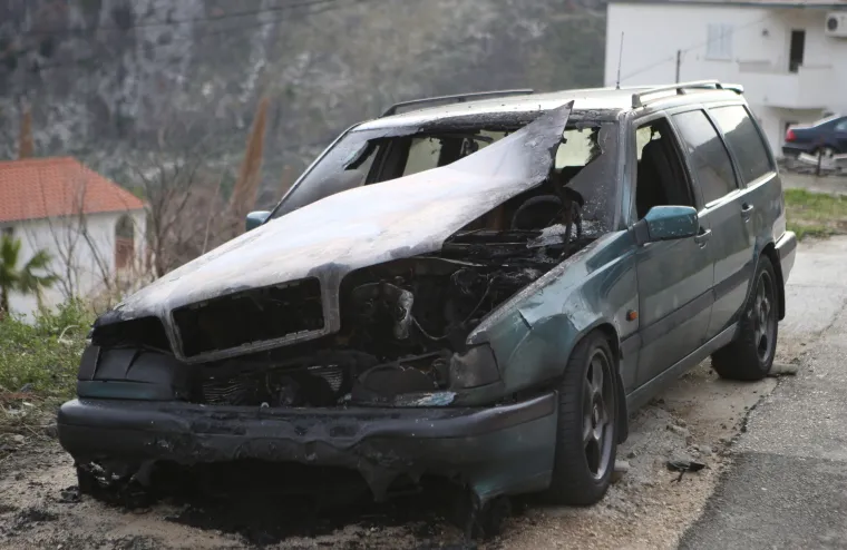 Vatrena buktinja u Žrnovnici: Tijekom noći izgorio osobni automobil Volvo