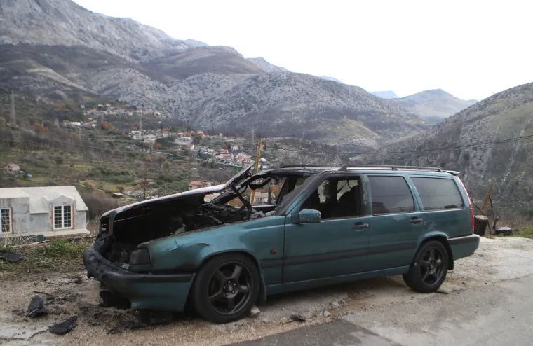 Vatrena buktinja u Žrnovnici: Tijekom noći izgorio osobni automobil Volvo