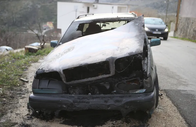 Vatrena buktinja u Žrnovnici: Tijekom noći izgorio osobni automobil Volvo