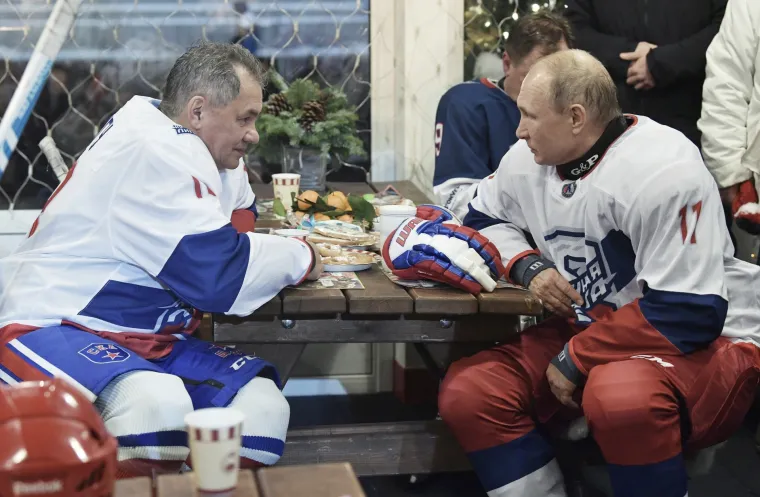 Ruski predsjednik Vladimir Putin zaigrao hokej usred Moskve s ruskim legendama