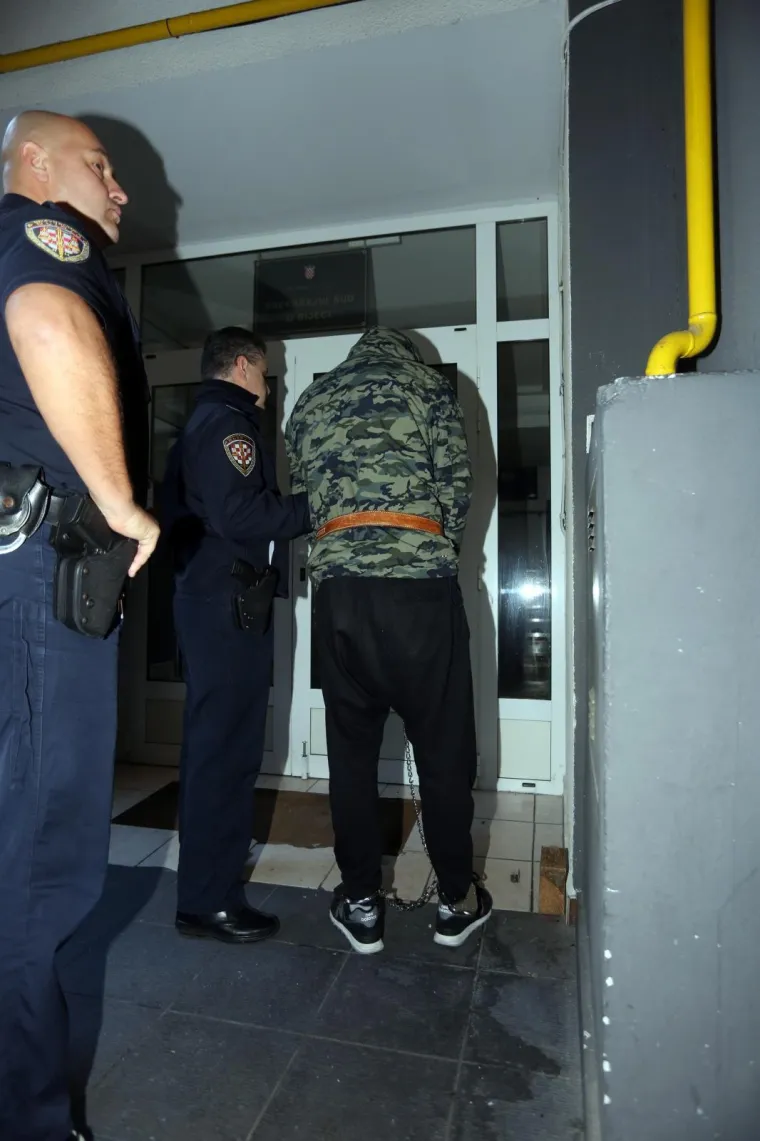 30.12.2018. Rijeka - Privodjenje 26-godisnjaka optuzenog za nasilje nad djevojkom ispred nocnog kluba u Viskovu.
Photo: Goran Kovacic/PIXSELL