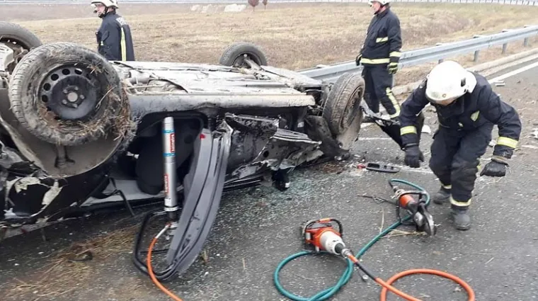 TEŠKA NESREĆA KOD OSIJEKA: Vatrogasci spašavaju ozlijeđenog vozača iz uništenog automobila