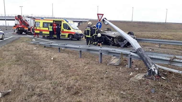 TEŠKA NESREĆA KOD OSIJEKA: Vatrogasci spašavaju ozlijeđenog vozača iz uništenog automobila