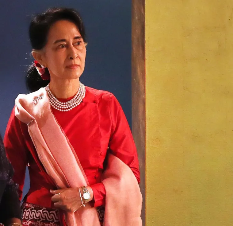 Od 1901. petorica dobitnika Nobela nisu mogla sudjelovati na svečanoj dodjeli nagrada u Oslu. 
Njemački novinar i pacifist Carl Von Ossietzky bio je u nacističkom koncentracijskom logoru kada je 1936. progla&scaron;en dobitnikom.  
Kineski disident Liu Xiaobo bio je u zatvoru 2010., a ruskog disidenta Andreja Saharova je 1975. predstavljala njegova supruga Yelena Bonner. 
Biv&scaron;i poljski predsjednik Lech Walesa je 1983. godine odbio poziv na dodjelu nagrade u Oslo jer je strahovao da mu neće biti dopu&scaron;ten povratak u Poljsku. 
Mjanmarska oporbena liderica Aung San Suu Kyi nalazila se u kućnom pritvoru kada je 1991. osvojila Nobela. Iako joj je bilo dopu&scaron;teno otputovati u Oslo, odbila je poziv iz istog razloga kao Walesa.