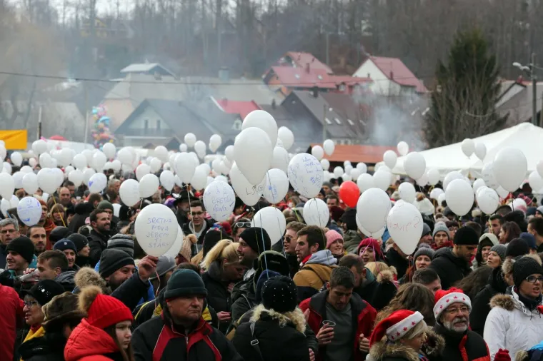 Fužine: Nekoliko tisuća okupljenih dočekalo Novu godinu u podne