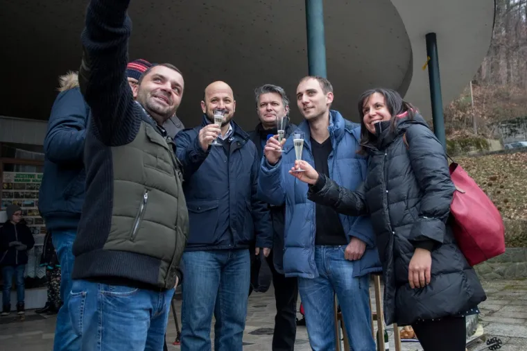 Mi&scaron;ić i Petek &scaron;ampanjcem proslavili "otvaranje" žičare koju je lani najavio gradonačelnik Bandić
