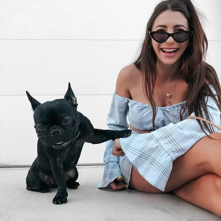 BESRAMNO SKUPLJAJU LAJKOVE: Pu&scaron;tene s lanca, čak su uposlile i goli&scaron;ave prijateljice