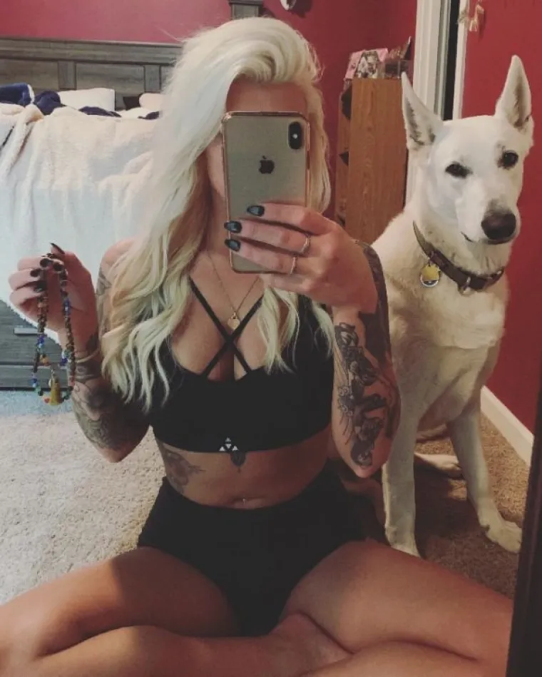 BESRAMNO SKUPLJAJU LAJKOVE: Pu&scaron;tene s lanca, čak su uposlile i goli&scaron;ave prijateljice