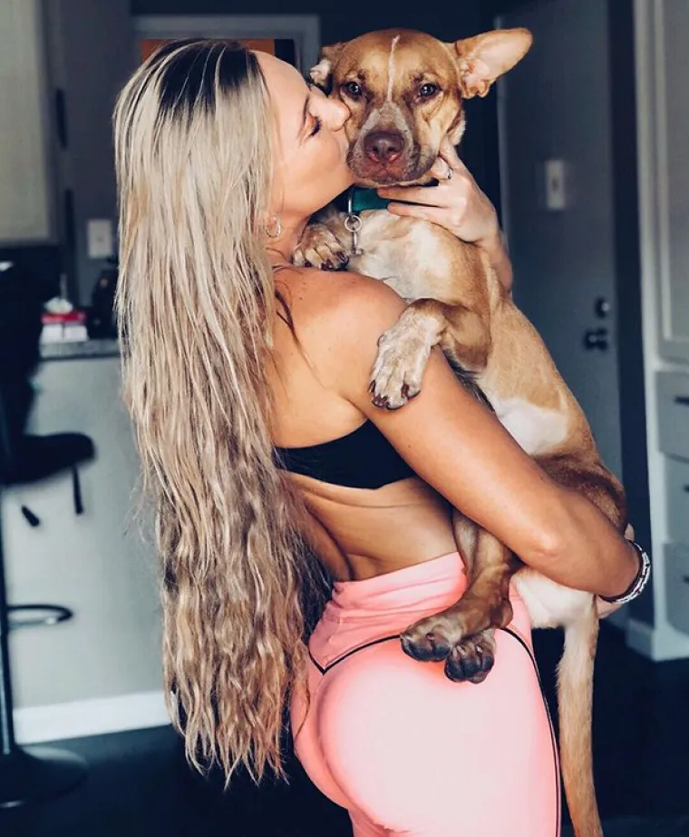 BESRAMNO SKUPLJAJU LAJKOVE: Pu&scaron;tene s lanca, čak su uposlile i goli&scaron;ave prijateljice