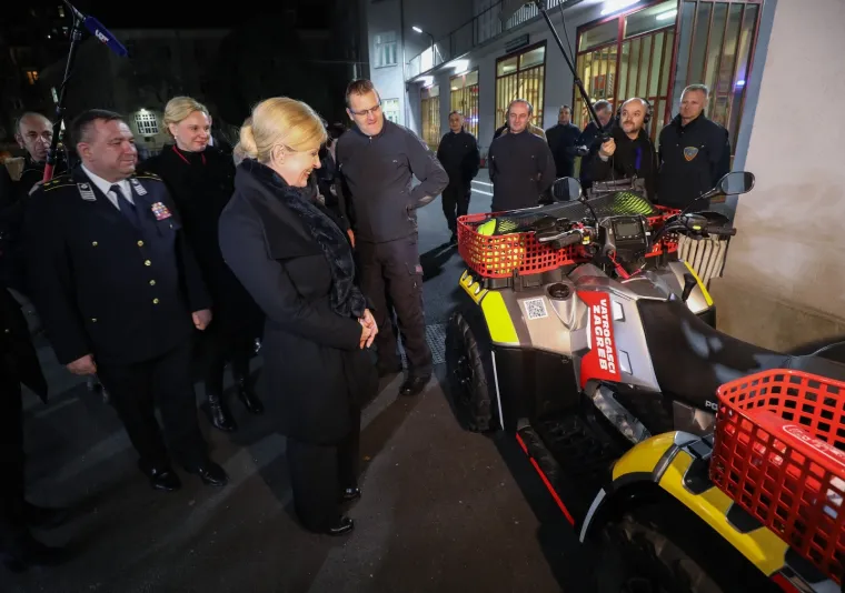 Predsjednica Republike Kolinda Grabar Kitarović Novu je godinu dočekala u Javnoj vatrogasnoj postrojbi Grada Zagreba, a prethodno je posjetila i zagrebačku policiju gdje je građanima čestitala Novu godinu.