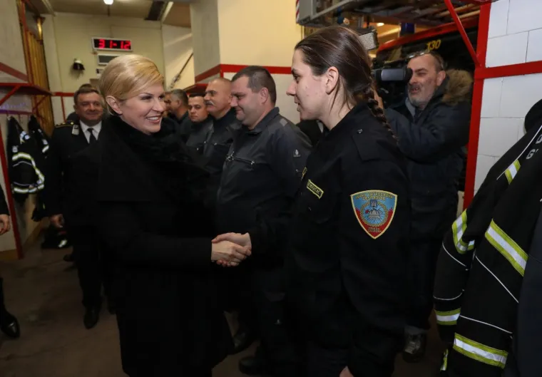 Predsjednica Republike Kolinda Grabar Kitarović Novu je godinu dočekala u Javnoj vatrogasnoj postrojbi Grada Zagreba, a prethodno je posjetila i zagrebačku policiju gdje je građanima čestitala Novu godinu.