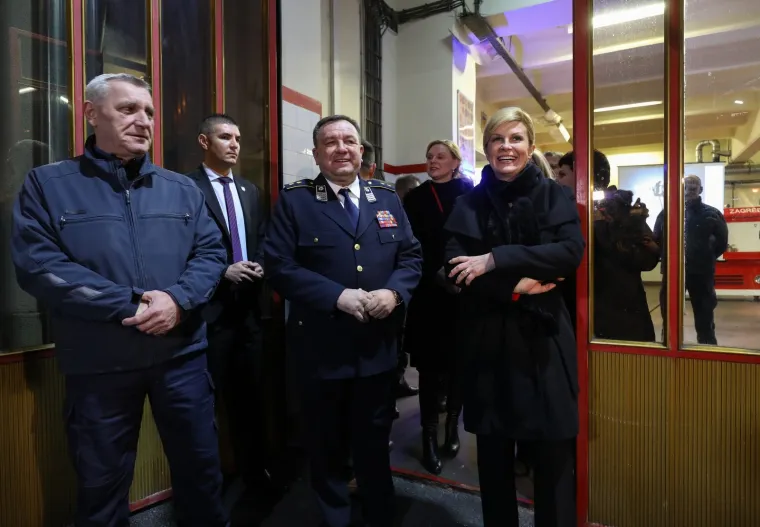 Predsjednica Republike Kolinda Grabar Kitarović Novu je godinu dočekala u Javnoj vatrogasnoj postrojbi Grada Zagreba, a prethodno je posjetila i zagrebačku policiju gdje je građanima čestitala Novu godinu.