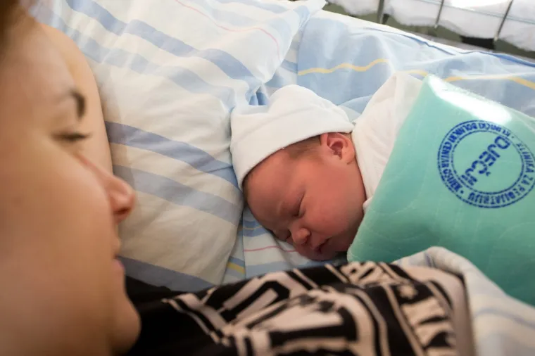 Prva ovogodišnja beba u osječkom rodilištu je mala Katarina koja je na svijet došla u 4.10 sati.  Roditelji Matea i Petar Videković s ponosom ističu da je teška 4600 grama i duga 54 centimetara