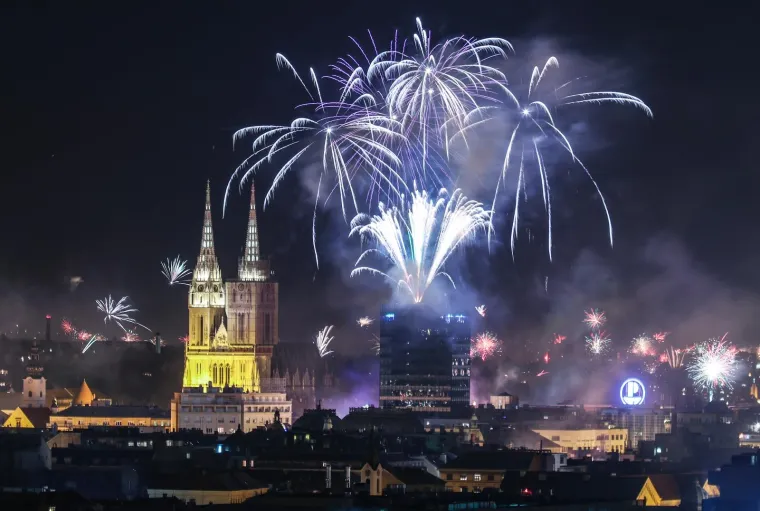 Pogledajte spektakularne vatromete uz koje je Hrvatska dočekala 2019. godinu