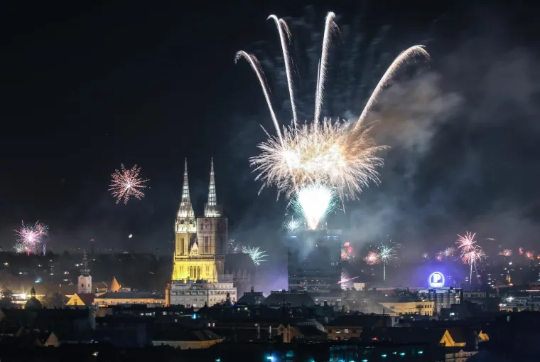 Pogledajte spektakularne vatromete uz koje je Hrvatska dočekala 2019. godinu