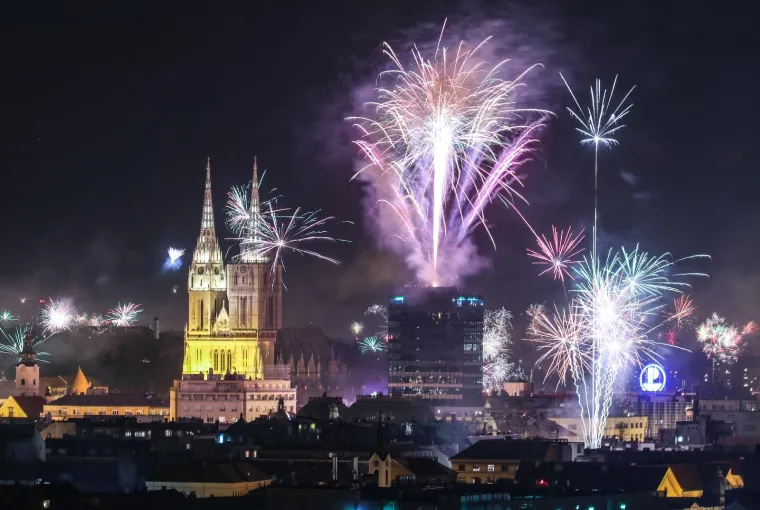 Pogledajte spektakularne vatromete uz koje je Hrvatska dočekala 2019. godinu