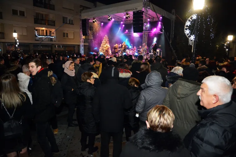 Pogledajte spektakularne vatromete uz koje je Hrvatska dočekala 2019. godinu