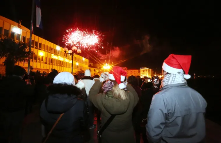 Pogledajte spektakularne vatromete uz koje je Hrvatska dočekala 2019. godinu