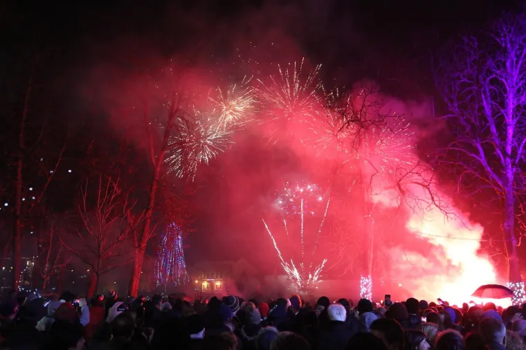 01.01.2019 Karlovac - Nekoliko tisuca Karlovcana novu 2019. godinu docekalo je uz Nove fosile. Gradanima je u ponoc cestitao gradonacelnik Damir Mandic nakon cega je uslijedio vatromet.
Photo: Kristina Stedul Fabac/PIXSELL