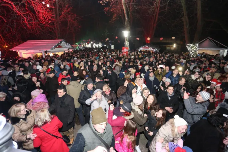 01.01.2019 Karlovac - Nekoliko tisuca Karlovcana novu 2019. godinu docekalo je uz Nove fosile. Gradanima je u ponoc cestitao gradonacelnik Damir Mandic nakon cega je uslijedio vatromet.
Photo: Kristina Stedul Fabac/PIXSELL