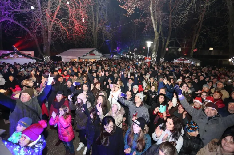 01.01.2019 Karlovac - Nekoliko tisuca Karlovcana novu 2019. godinu docekalo je uz Nove fosile. Gradanima je u ponoc cestitao gradonacelnik Damir Mandic nakon cega je uslijedio vatromet.
Photo: Kristina Stedul Fabac/PIXSELL