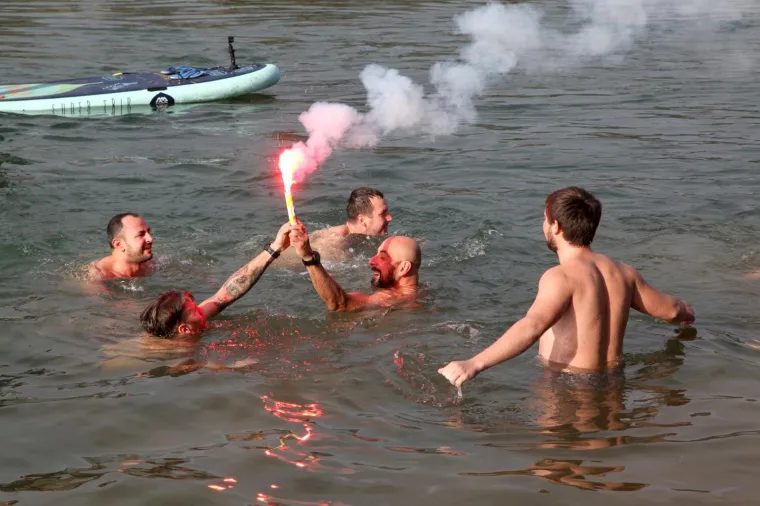 Sisak: Tradicionalno novogodi&scaron;nje kupanje u rijeci Kupi 01.01.2019., Sisak - Tradicionalno novogodisnje kupanje u rijeci Kupi. 
Photo: Edina Zuko/PIXSELL