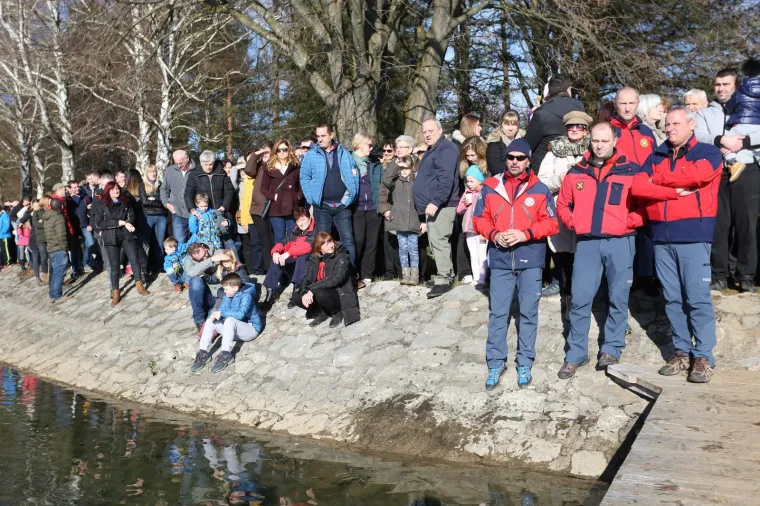 Ogulin: Novogodi&scaron;nje kupanje Ogulinaca u jezeru Sabljaci     01.01.2019., Ogulin - Tradicionalno sesto novogodisnje kupanje Ogulinaca u jezeru Sabljaci. Jedanaestero hrabrih kupalo se i ove godine u vodi cija je temperatura bila 6,5 stupnjeva, a zraka 4. Podrska hrbarim kupacima bilo je nekoliko stotina Ogulinaca koji su ih dosli bodriti.
Photo: Kristina Stedul Fabac/PIXSELL