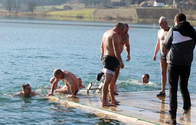 Ogulin: Novogodi&scaron;nje kupanje Ogulinaca u jezeru Sabljaci     01.01.2019., Ogulin - Tradicionalno sesto novogodisnje kupanje Ogulinaca u jezeru Sabljaci. Jedanaestero hrabrih kupalo se i ove godine u vodi cija je temperatura bila 6,5 stupnjeva, a zraka 4. Podrska hrbarim kupacima bilo je nekoliko stotina Ogulinaca koji su ih dosli bodriti.
Photo: Kristina Stedul Fabac/PIXSELL