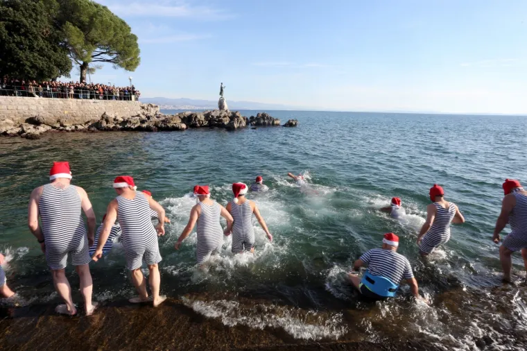 Opatija: Članovi udruge Opatijski kukali uz &scaron;ampanjac zaplivali u moru i zaigrali picigin 01.01.2019., Opatija - Clanovi udruge Opatijski kukali zaplivali u moru pred kupalistem Slatina, popili sampanjac i zaigrali picigin u moru.
Photo: Goran Kovacic/PIXSELL
