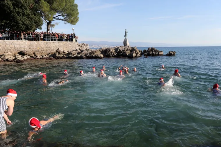 Opatija: Članovi udruge Opatijski kukali uz &scaron;ampanjac zaplivali u moru i zaigrali picigin 01.01.2019., Opatija - Clanovi udruge Opatijski kukali zaplivali u moru pred kupalistem Slatina, popili sampanjac i zaigrali picigin u moru.
Photo: Goran Kovacic/PIXSELL