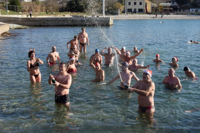 Pula: Kupanjem u moru na kupali&scaron;tu Varseline odvažni Puljani proslavili Novu godinu 01.01.2019., Pula - Tocno u podne pedesetak  hrabrih Puljana i Puljanki tradicionalno se okupilo na kupalistu Varseline, gdje su kupanjem u moru proslavili dolazak nove 2019. godine. Medju njima najstarija je  gospodja Alma Seselja koja je proslavila 88. rodjendan. 
Photo: Dusko Marusic/ PIXSELL
