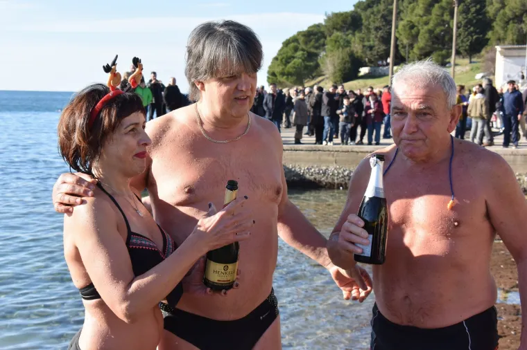 Pula: Kupanjem u moru na kupali&scaron;tu Varseline odvažni Puljani proslavili Novu godinu 01.01.2019., Pula - Tocno u podne pedesetak  hrabrih Puljana i Puljanki tradicionalno se okupilo na kupalistu Varseline, gdje su kupanjem u moru proslavili dolazak nove 2019. godine. Medju njima najstarija je  gospodja Alma Seselja koja je proslavila 88. rodjendan. 
Photo: Dusko Marusic/ PIXSELL