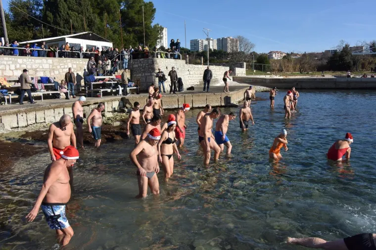 Pula: Kupanjem u moru na kupali&scaron;tu Varseline odvažni Puljani proslavili Novu godinu 01.01.2019., Pula - Tocno u podne pedesetak  hrabrih Puljana i Puljanki tradicionalno se okupilo na kupalistu Varseline, gdje su kupanjem u moru proslavili dolazak nove 2019. godine. Medju njima najstarija je  gospodja Alma Seselja koja je proslavila 88. rodjendan. 
Photo: Dusko Marusic/ PIXSELL
