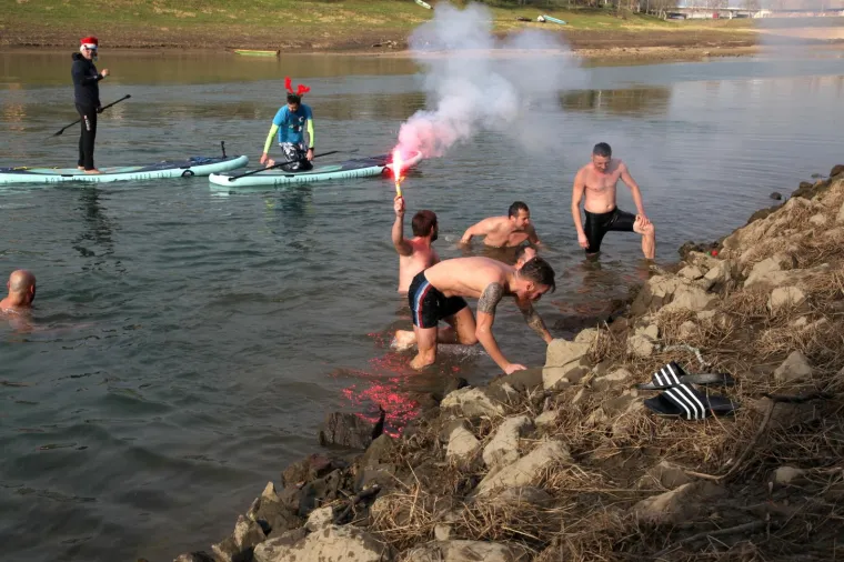 Sisak: Tradicionalno novogodi&scaron;nje kupanje u rijeci Kupi 01.01.2019., Sisak - Tradicionalno novogodisnje kupanje u rijeci Kupi. 
Photo: Edina Zuko/PIXSELL