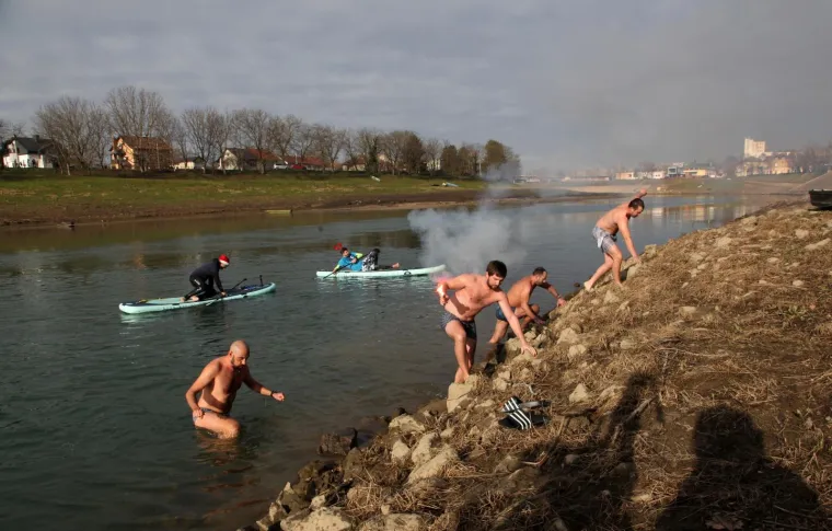 Sisak: Tradicionalno novogodi&scaron;nje kupanje u rijeci Kupi 01.01.2019., Sisak - Tradicionalno novogodisnje kupanje u rijeci Kupi. 
Photo: Edina Zuko/PIXSELL