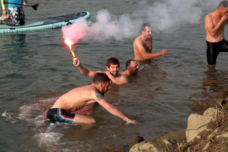Sisak: Tradicionalno novogodi&scaron;nje kupanje u rijeci Kupi 01.01.2019., Sisak - Tradicionalno novogodisnje kupanje u rijeci Kupi. 
Photo: Edina Zuko/PIXSELL
