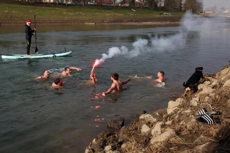 Sisak: Tradicionalno novogodi&scaron;nje kupanje u rijeci Kupi 01.01.2019., Sisak - Tradicionalno novogodisnje kupanje u rijeci Kupi. 
Photo: Edina Zuko/PIXSELL