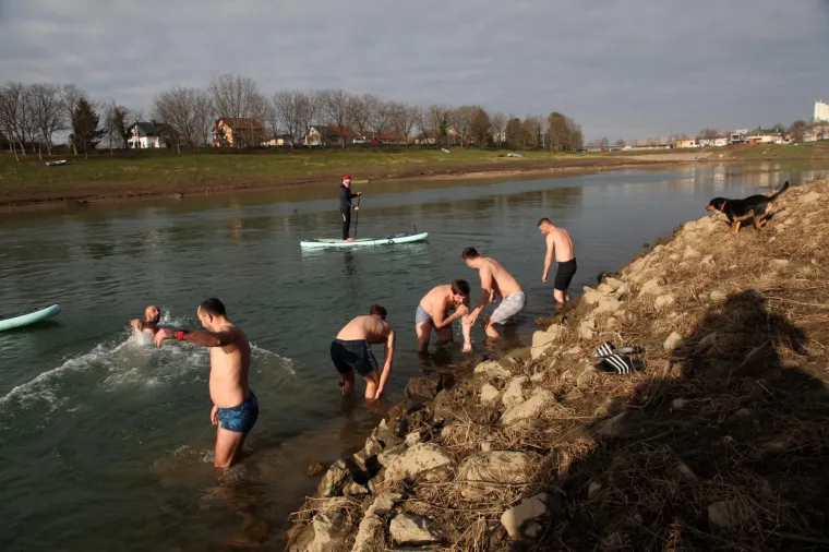 Sisak: Tradicionalno novogodi&scaron;nje kupanje u rijeci Kupi 01.01.2019., Sisak - Tradicionalno novogodisnje kupanje u rijeci Kupi. 
Photo: Edina Zuko/PIXSELL
