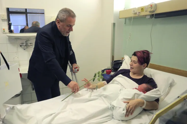"Sretan sam kao malo dijete, a jo&scaron; ću biti sretniji kada Hrvatska shvati ono &scaron;to radim 12 godina u Zagrebu, a to je ulaganje u pronatalitetnu i populacijsku politiku. U Svetom duhu 2017. rođeno je 2723 djece a 2018. godine 2746, &scaron;to je cijeli razred", rekao je Bandić.